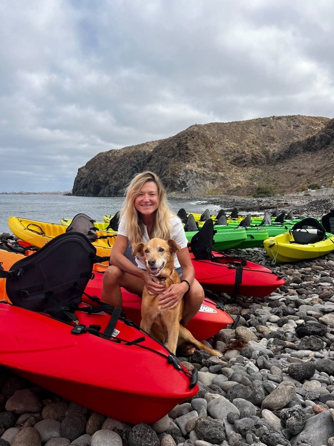 Laia, fundadora de Gran Azul Tours, junto a su perro Max en Tenerife